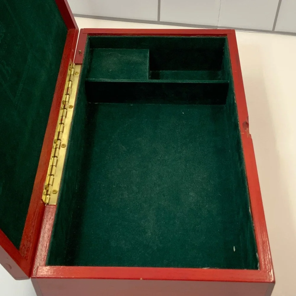 Vintage Princess Marcella Borghese Red Wooden‎ Musical Jewelry Box Green Velvet